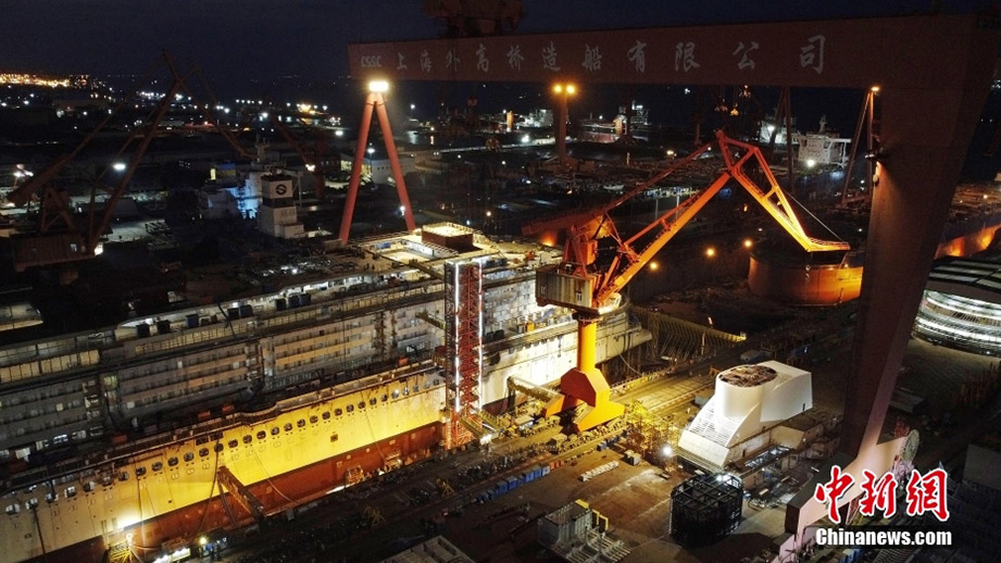 Fotografia aerea della prima nave da crociera di grandi dimensioni prodotta dalla Cina