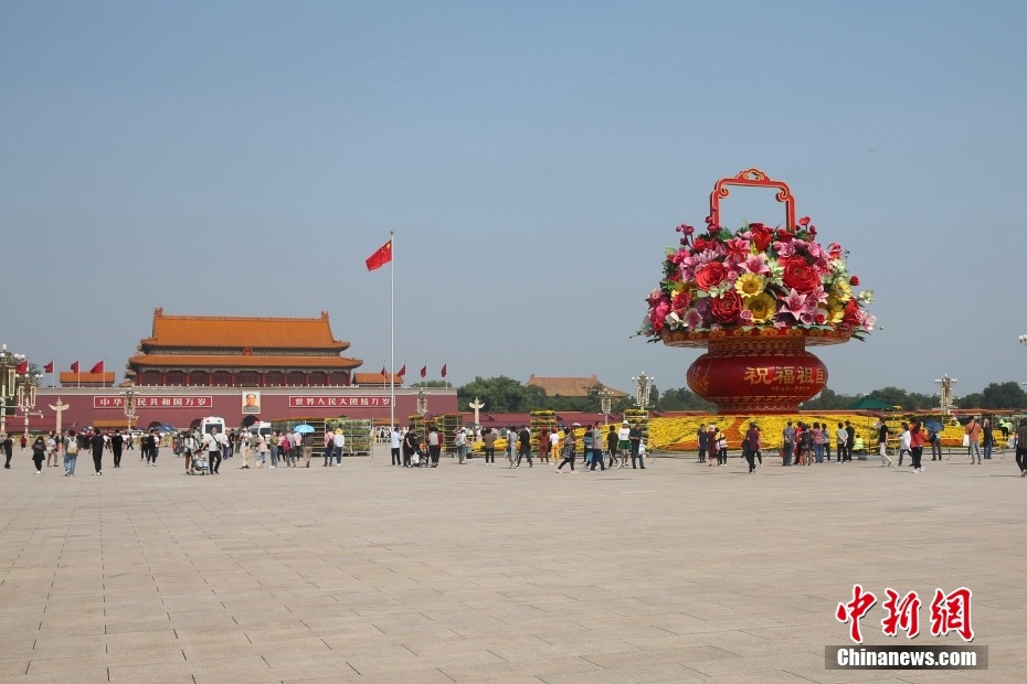 Piazza Tiananmen, svelato il cestone di fiori 