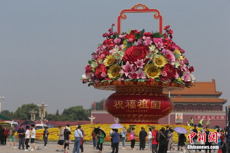 Piazza Tiananmen, svelato il cestone di fiori 