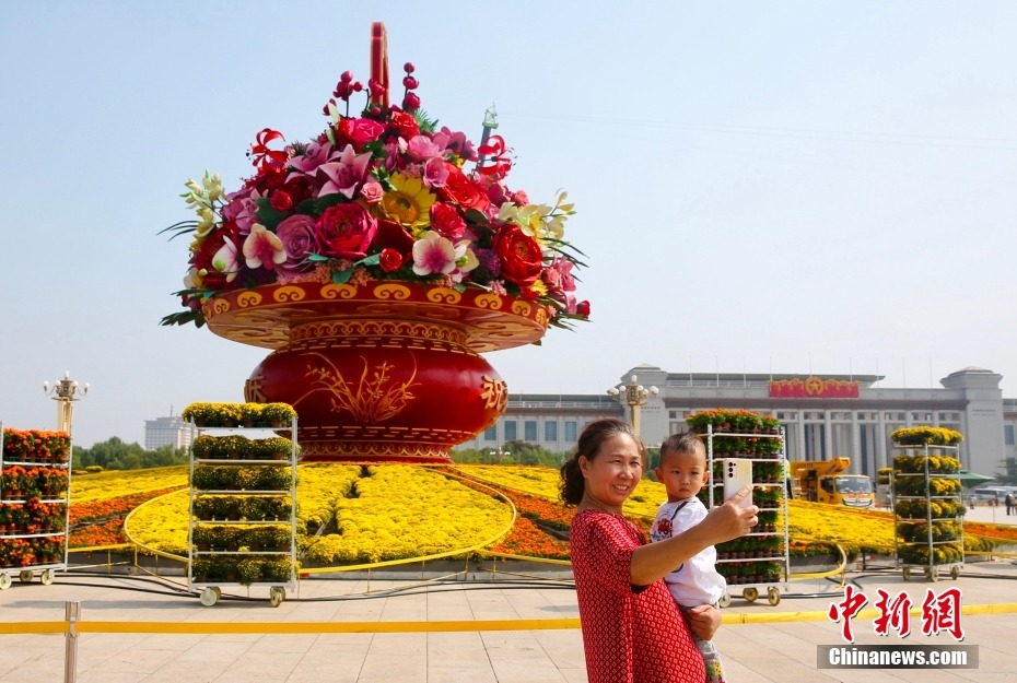 Piazza Tiananmen, svelato il cestone di fiori 