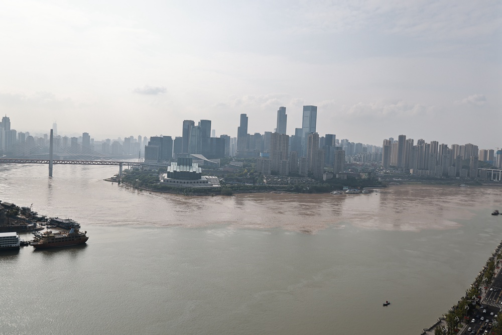 Chongqing: la vista di pentola per anatra mandarina del fiume Jialing dopo il diluvio 