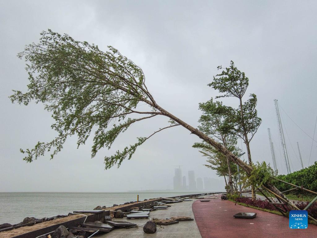 Tifone Kompasu si abbatte sull'isola di Hainan