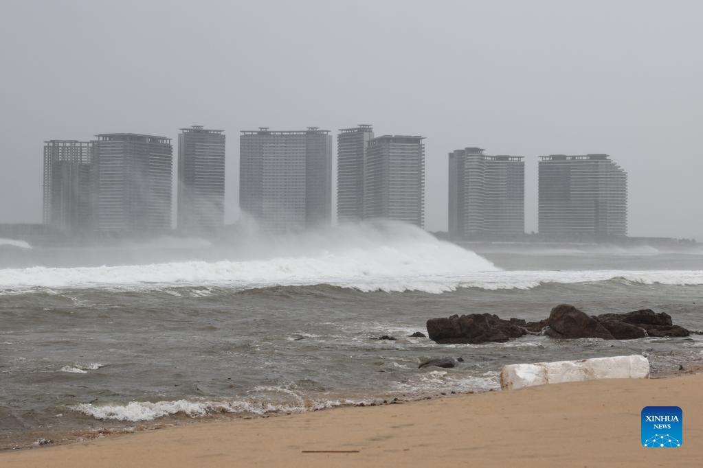 Tifone Kompasu si abbatte sull'isola di Hainan