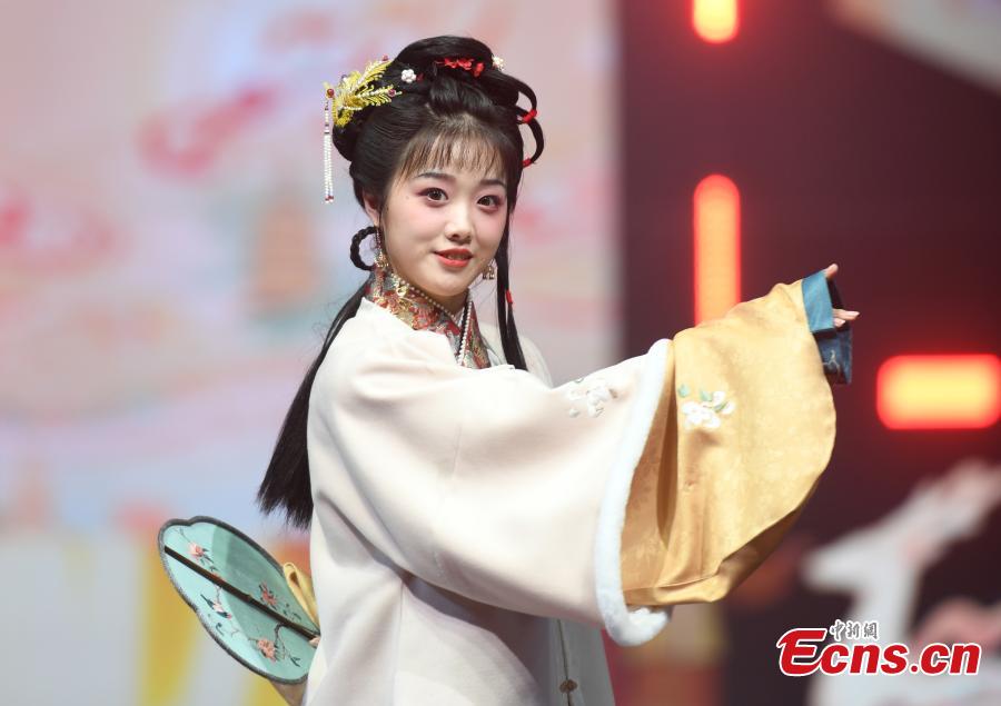 Hangzhou, Zhejiang: Live Show di Hanfu mostra la bellezza dei costumi tradizionali cinesi