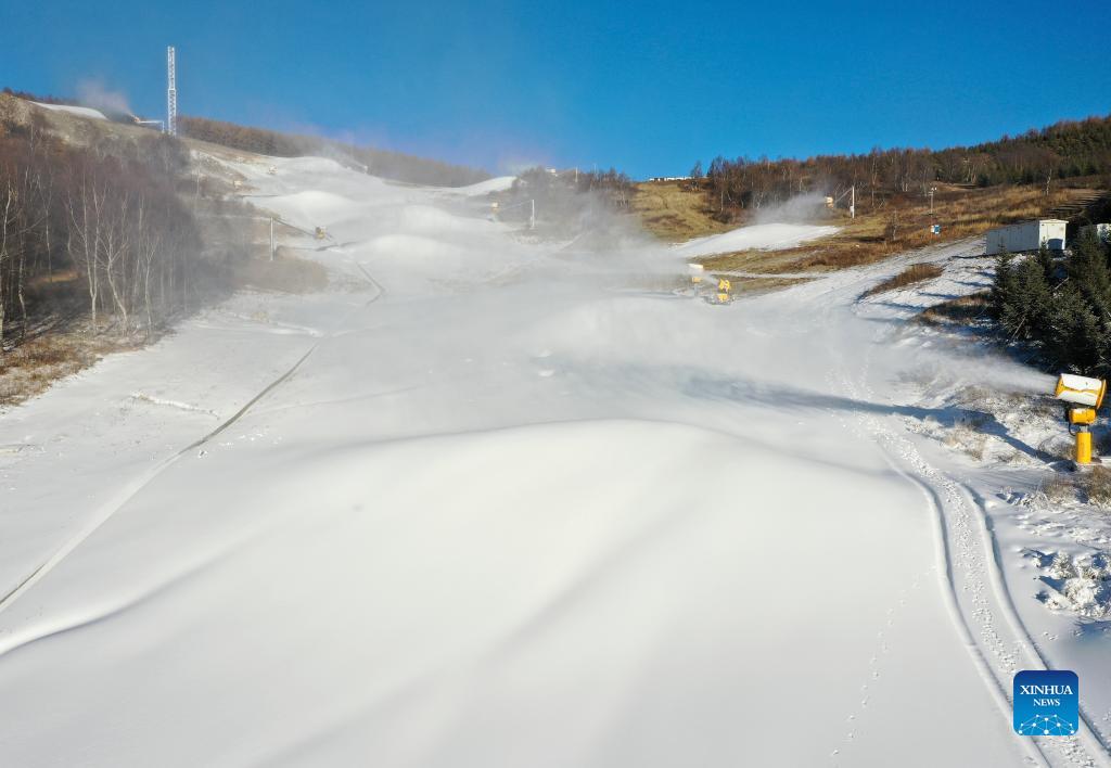 Neve artificiale cade sulle piste dei Giochi Olimpici Invernali