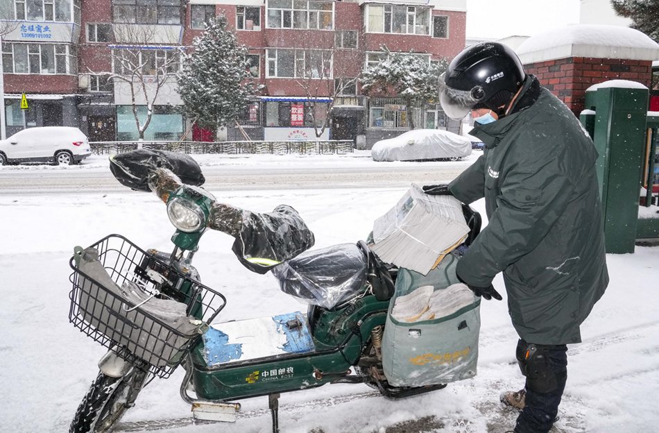 In guardia nella tempesta di neve