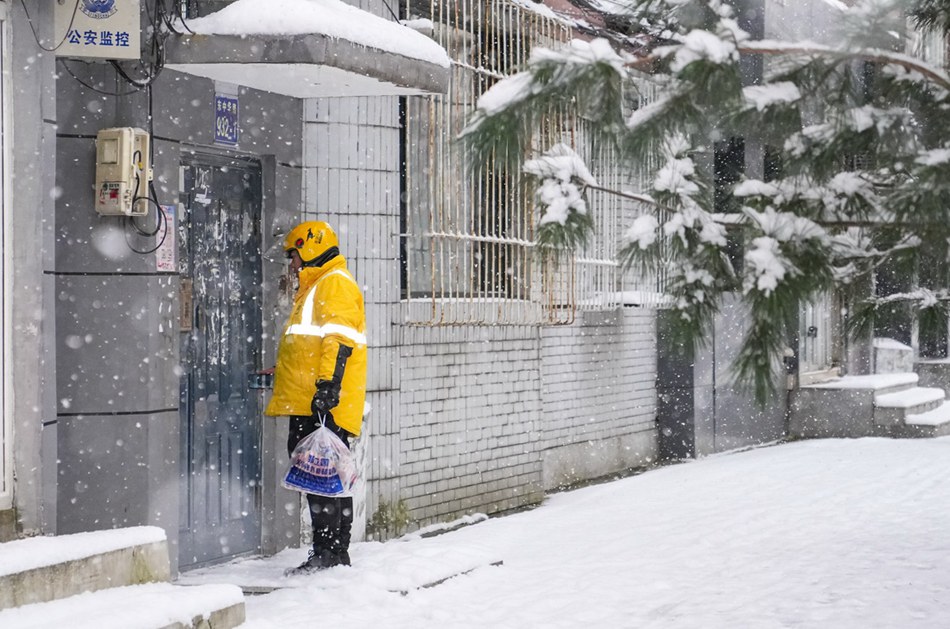 In guardia nella tempesta di neve