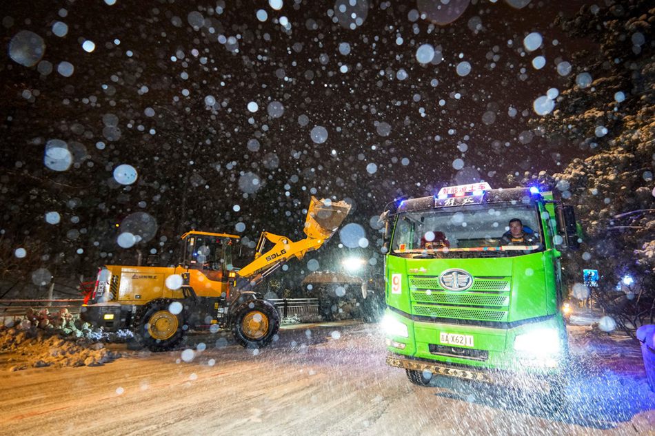 In guardia nella tempesta di neve