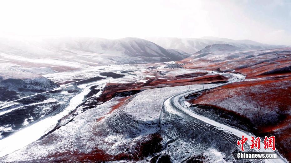 Pittoresco panorama invernale nelle montagne Qilian