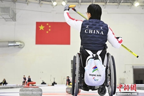 Visita alle squadre paralimpiche cinesi di hockey su ghiaccio e curling in preparazione dei Giochi Paralimpici Invernali