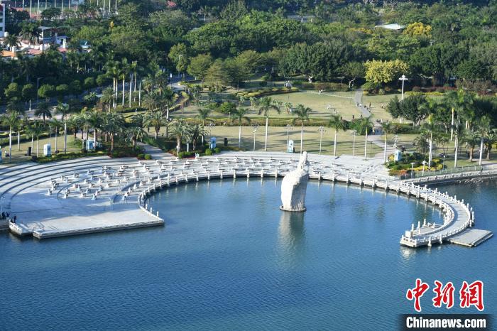 Xiamen, suono del Guzheng alla riva del lago Yundang