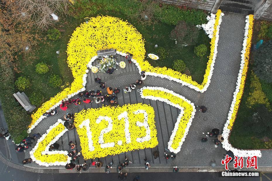 Giornata Nazionale della Memoria del massacro di Nanjing: studenti delle scuole elementari porgono i loro omaggi alle vittime