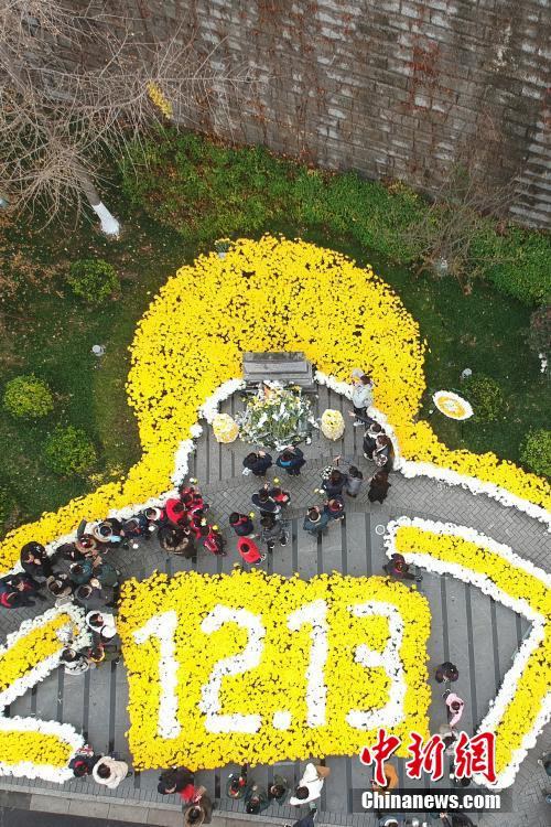 Giornata Nazionale della Memoria del massacro di Nanjing: studenti delle scuole elementari porgono i loro omaggi alle vittime