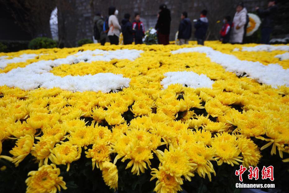 Giornata Nazionale della Memoria del massacro di Nanjing: studenti delle scuole elementari porgono i loro omaggi alle vittime