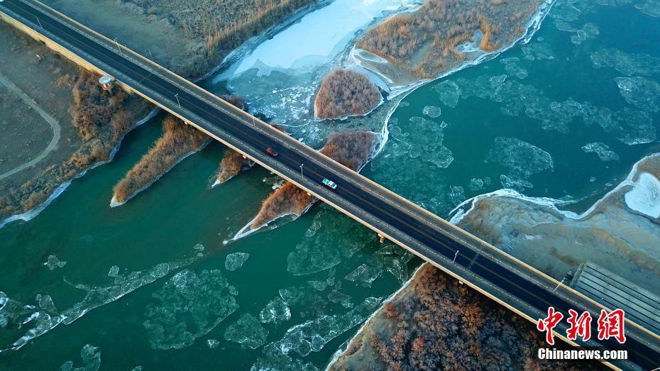 Fiume Kaidu dello Xinjiang: un paesaggio mozzafiato di ghiaccio e acqua