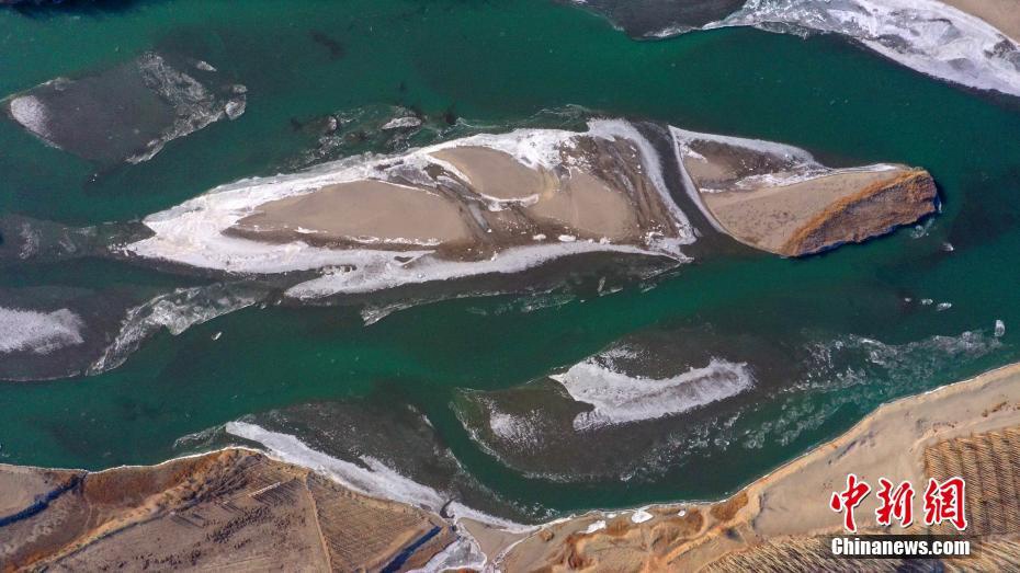 Fiume Kaidu dello Xinjiang: un paesaggio mozzafiato di ghiaccio e acqua