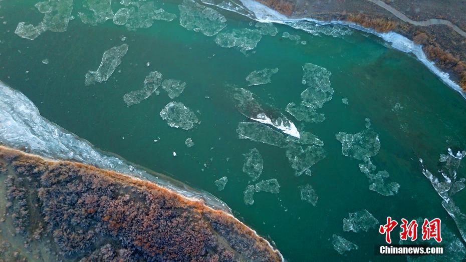 Fiume Kaidu dello Xinjiang: un paesaggio mozzafiato di ghiaccio e acqua