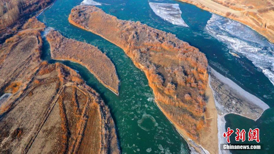 Fiume Kaidu dello Xinjiang: un paesaggio mozzafiato di ghiaccio e acqua