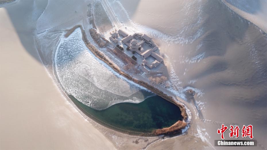 Dunhuang: il Lago della Luna Crescente dopo la nevicata