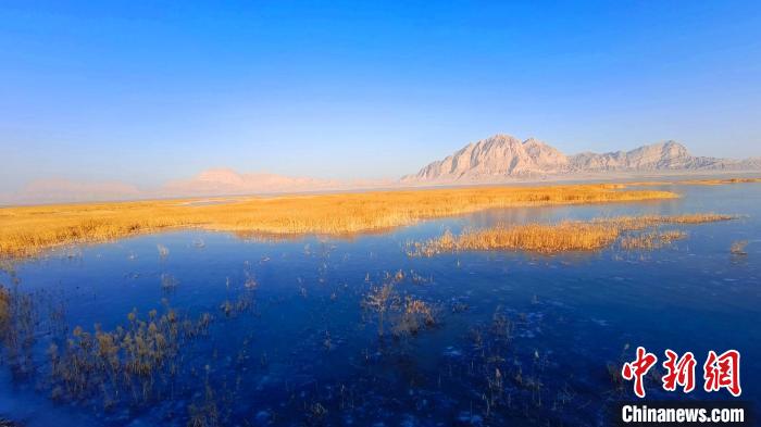 Xinjiang: un paesaggio spettacolare d'inverno del Lago Yong'an