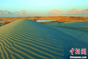 Xinjiang: un paesaggio spettacolare d'inverno del Lago Yong'an