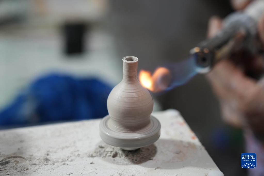 Jingdezhen, artigiano dedicato alle miniature in ceramica