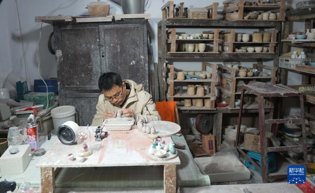 Jingdezhen, artigiano dedicato alle miniature in ceramica