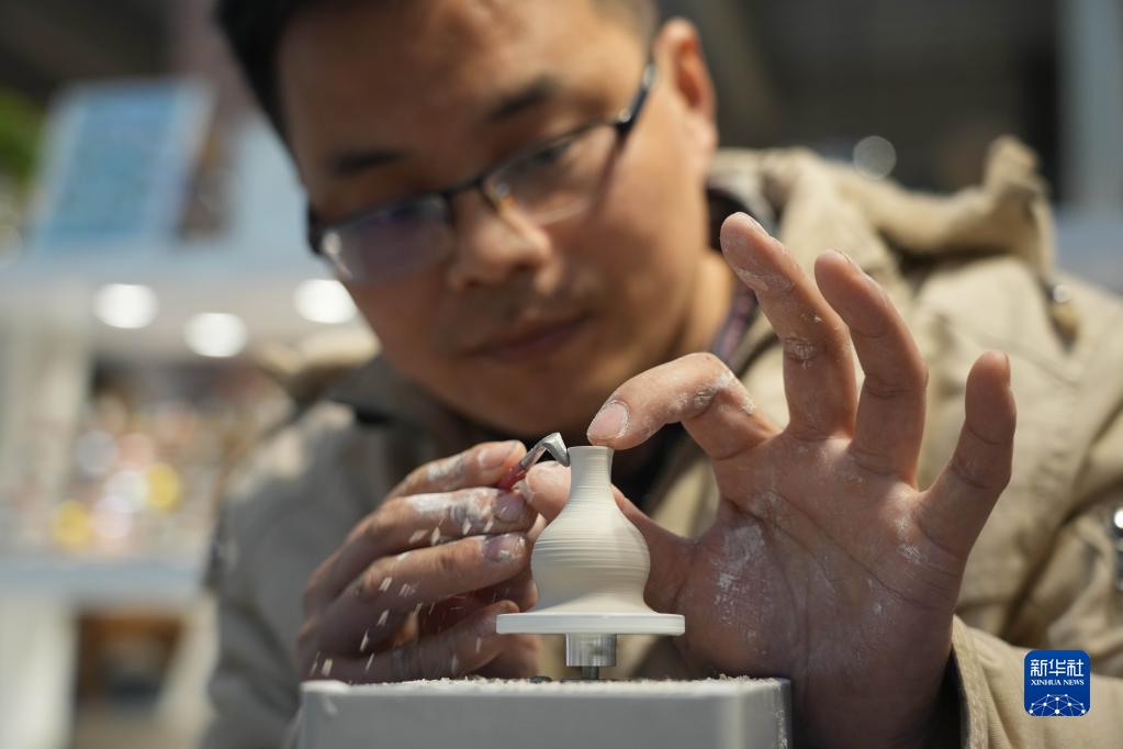 Jingdezhen, artigiano dedicato alle miniature in ceramica