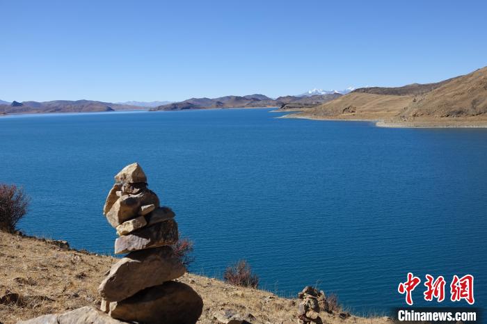 Inverno, il Lago Yamdrok è pittoresco 