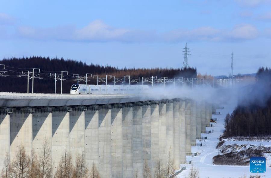 Il treno ad alta velocità raggiunge le montagne Changbai nel nord-est della Cina