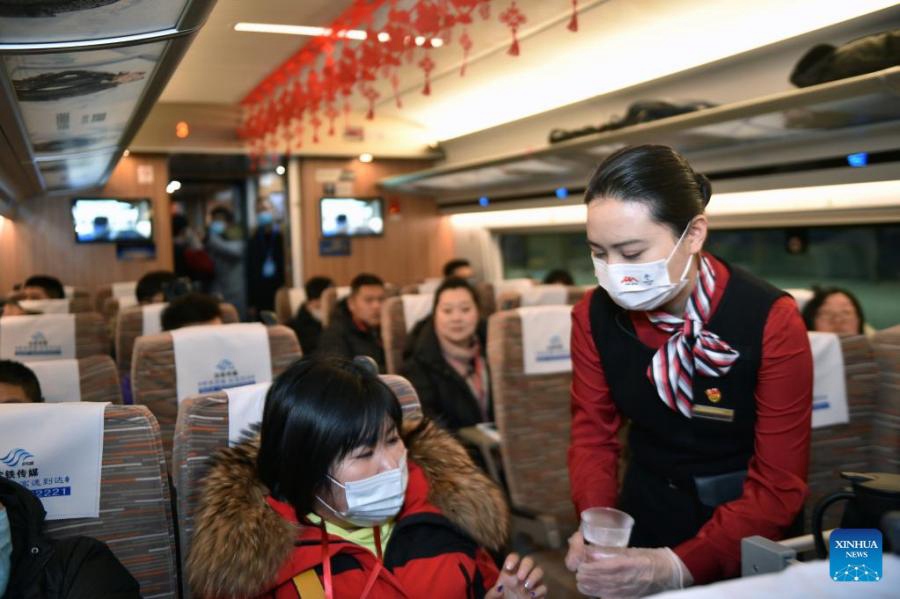 Il treno ad alta velocità raggiunge le montagne Changbai nel nord-est della Cina