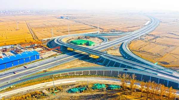 Aperta al traffico la prima autostrada nel deserto dello Xinjiang