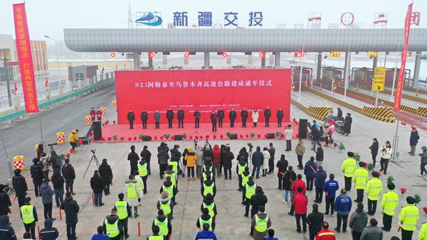 Aperta al traffico la prima autostrada nel deserto dello Xinjiang