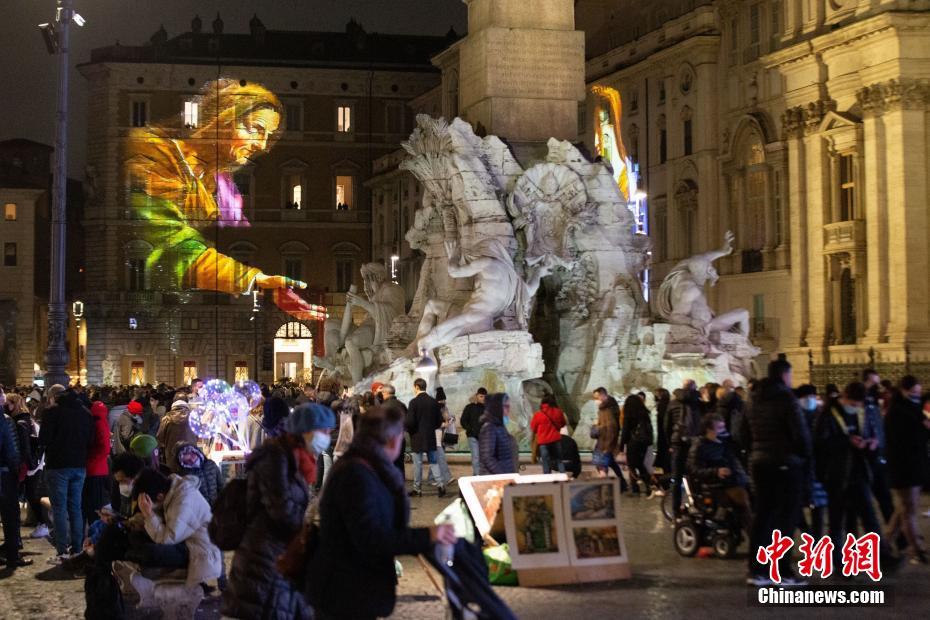 Roma: dipinti rinascimentali proiettati sulla piazza