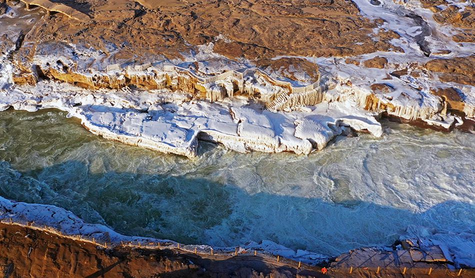 Yan'an, Shaanxi: ghiaccio alla deriva alla cascata Hukou sul fiume Giallo