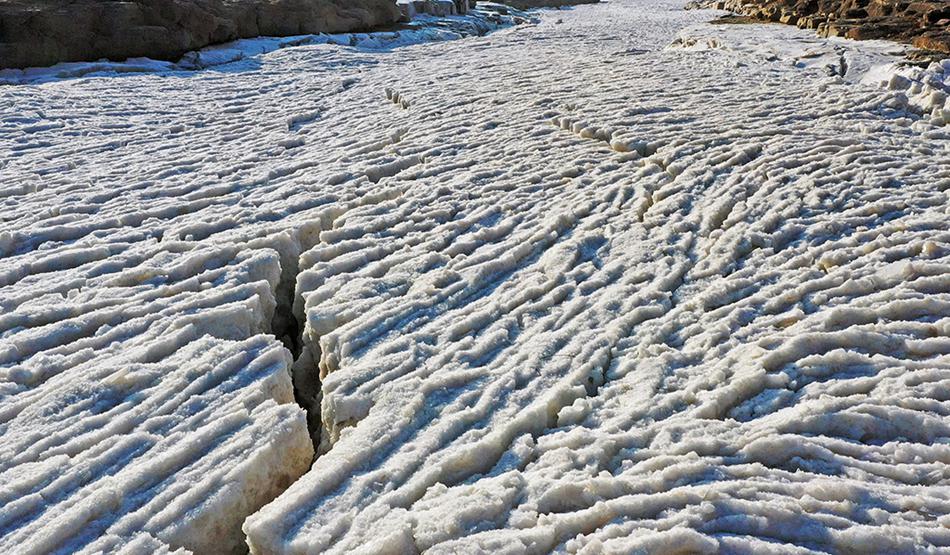 Yan'an, Shaanxi: ghiaccio alla deriva alla cascata Hukou sul fiume Giallo