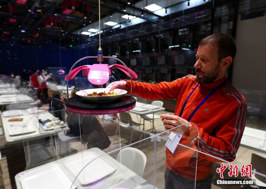 Il ristorante del main media center dei Giochi Olimpici Invernali di Beijing offre servizio intelligente