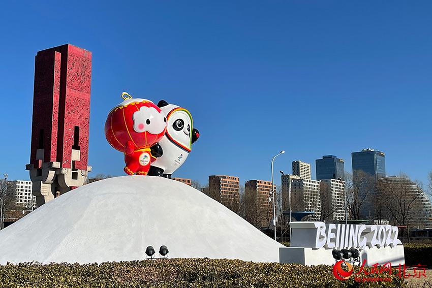 Mascotte di Beijing 2022 sull'asse centrale di Beijing