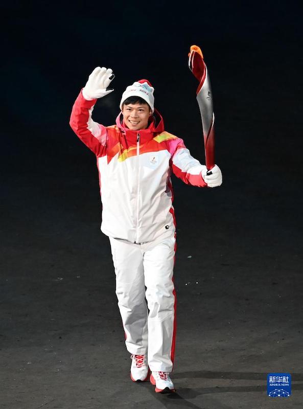 La fiamma olimpica brucia in un fiocco di neve al centro di un cuore