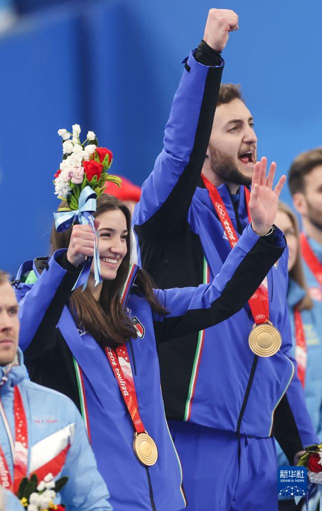 Italia conquista la medaglia d'oro nel doppio misto di curling