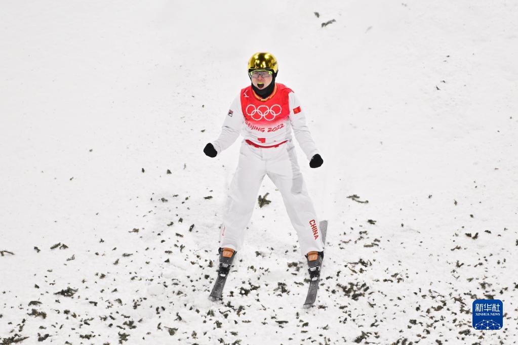 La Cina vince la medaglia d'argento nello sci freestyle a squadre miste aerials