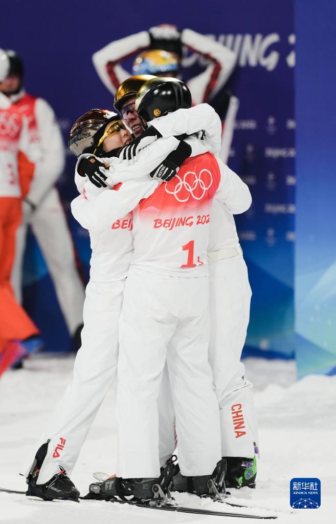 La Cina vince la medaglia d'argento nello sci freestyle a squadre miste aerials