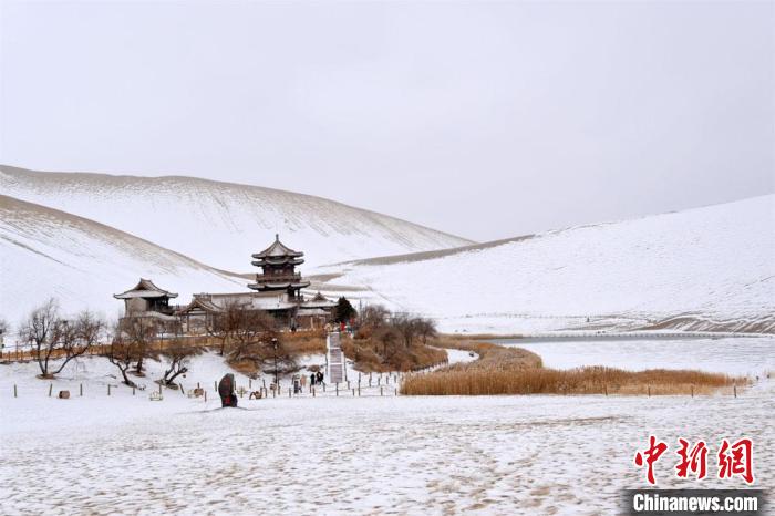 Dunhuang, il deserto si sveglia ricoperto di neve