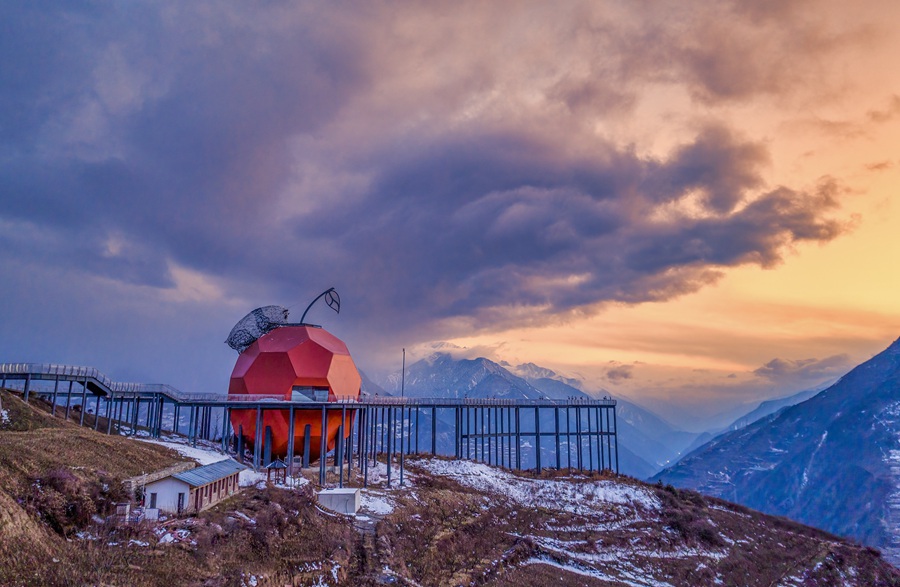 Sichuan, splendida vista del tramonto dalla piattaforma panoramica di Wenchuan