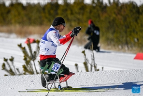 Liu Zixu vince la prima medaglia d'oro della Cina nel biathlon alle Paralimpiadi di Beijing