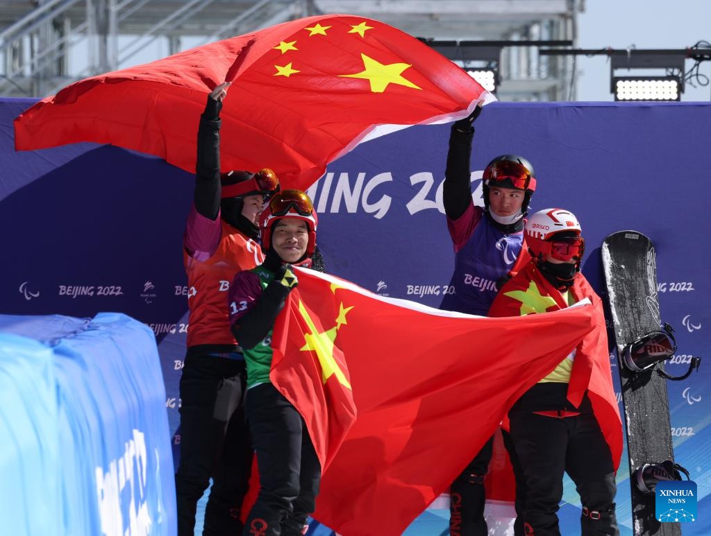 La Cina vince le medaglie del cross maschile di Para snowboard SB-UL a Beijing 2022