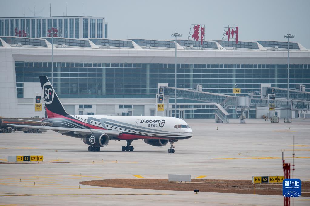 Il primo aeroporto cargo della Cina completa il test di volo 