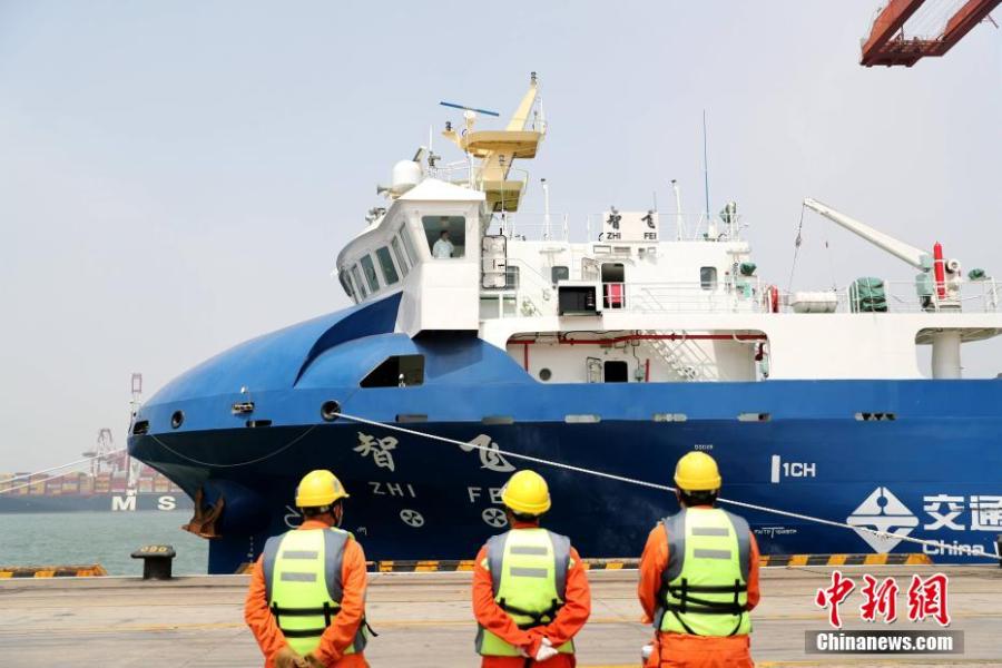 La prima nave portacontainer senza pilota sviluppata autonomamente dalla Cina compie il viaggio inaugurale