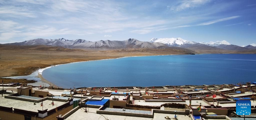 Tibet: scenario del villaggio Tuiwa in riva al lago Puma Yumco