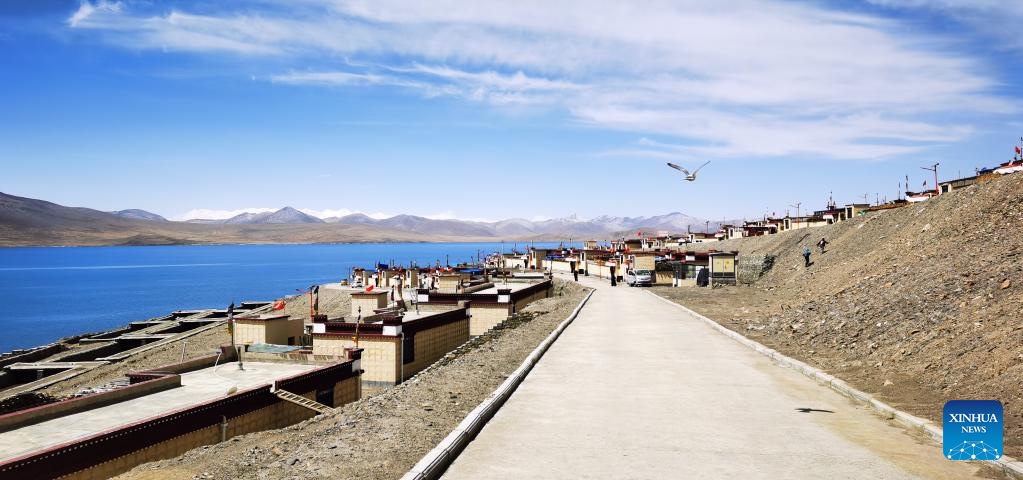 Tibet: scenario del villaggio Tuiwa in riva al lago Puma Yumco